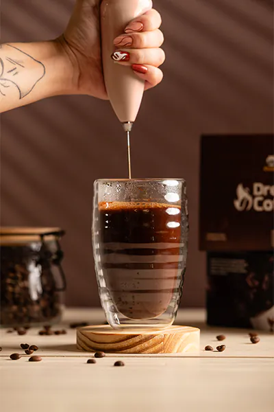 1 - Retire um sachê da caixa, dissolva em 200ml de água ou leite desnatado (quente ou frio) e misture bem.